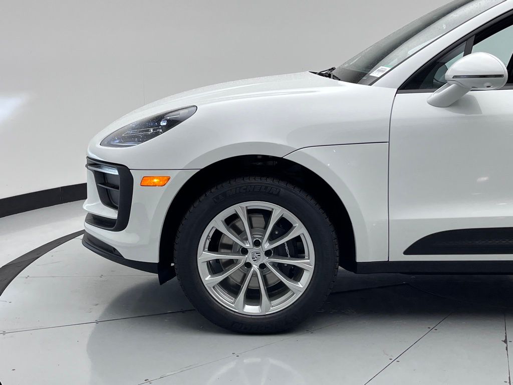 2025 Porsche Macan  30