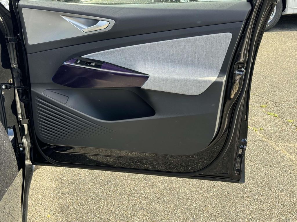 2025 Volkswagen ID.4 Pro photo