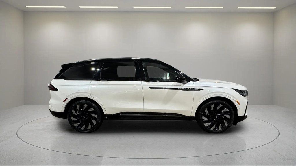 Certified Used 2024 White Platinum Metallic Tri-Coat Lincoln Reserve image 2