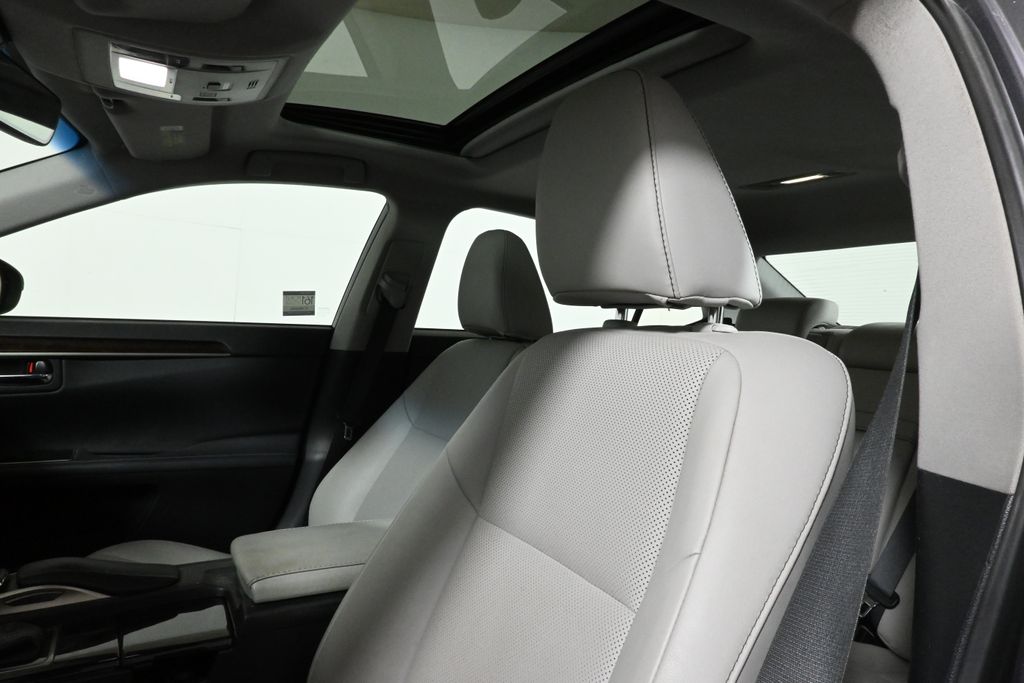 Thumbnail: 2018 Lexus ES - 4