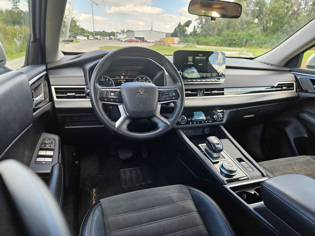 Thumbnail: 2023 Mitsubishi Outlander - 12