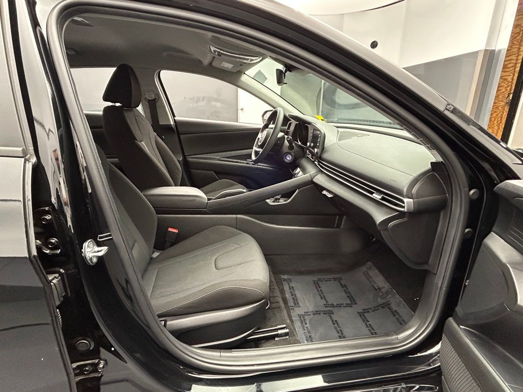 Used 2023 Onyx Black Hyundai SE image 34