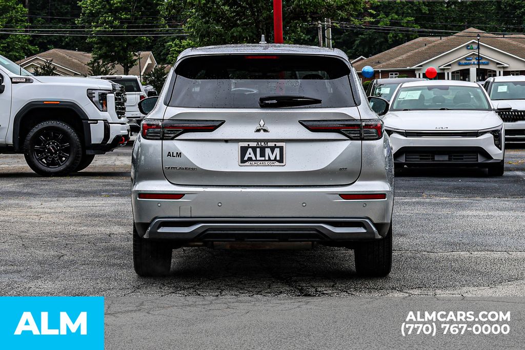 Used 2025 Silver Mitsubishi SE image 12