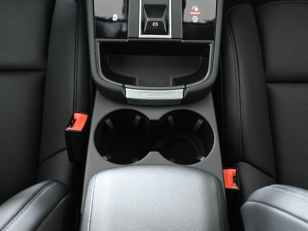 Thumbnail: 2026 Porsche Macan - 27