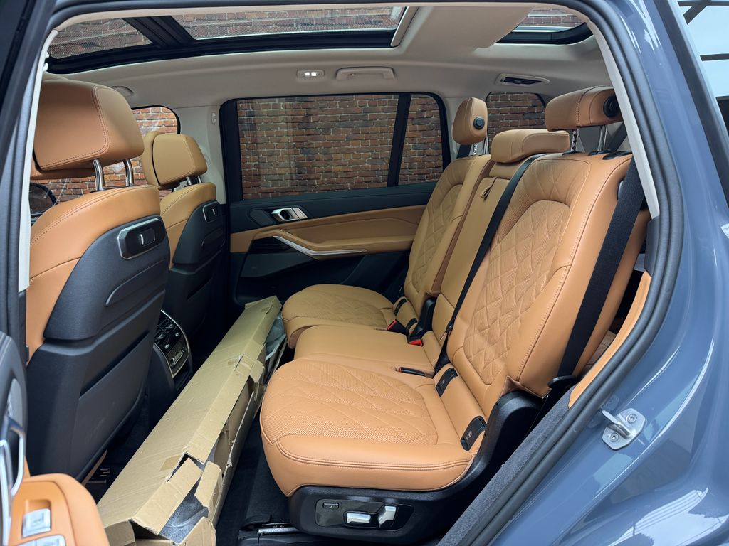 Certified Used 2025  BMW xDrive40i image 25