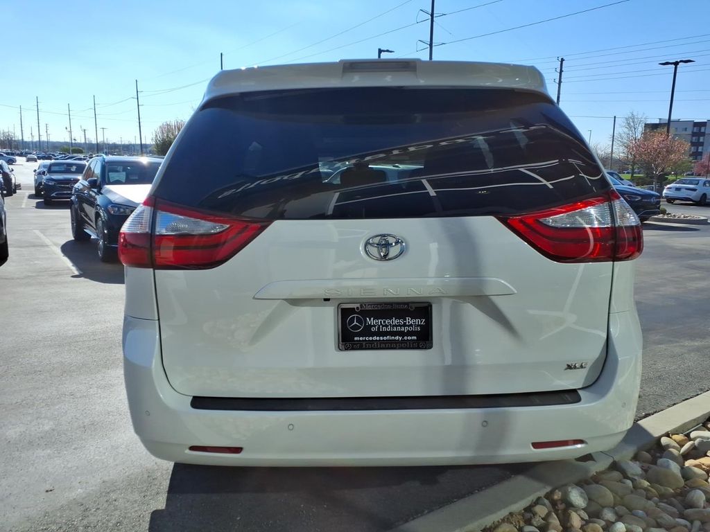 Used 2019 White Toyota XLE Premium image 5