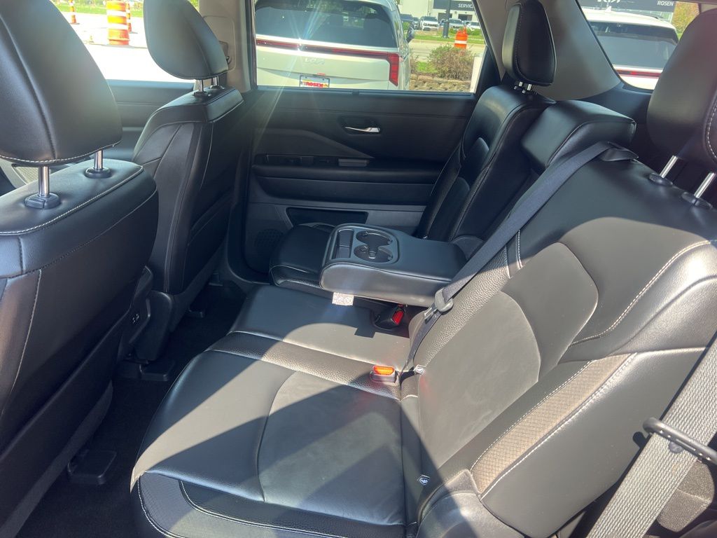 2023 Nissan Pathfinder SL photo