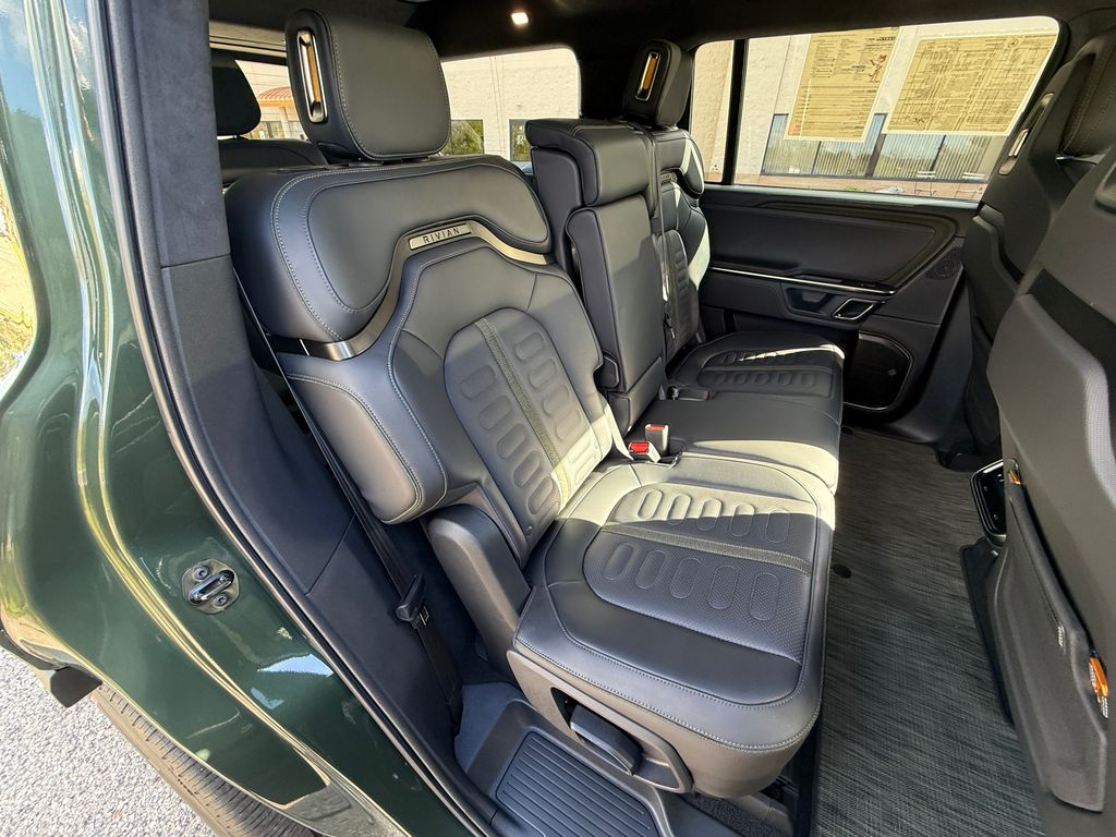 Rivian R1S