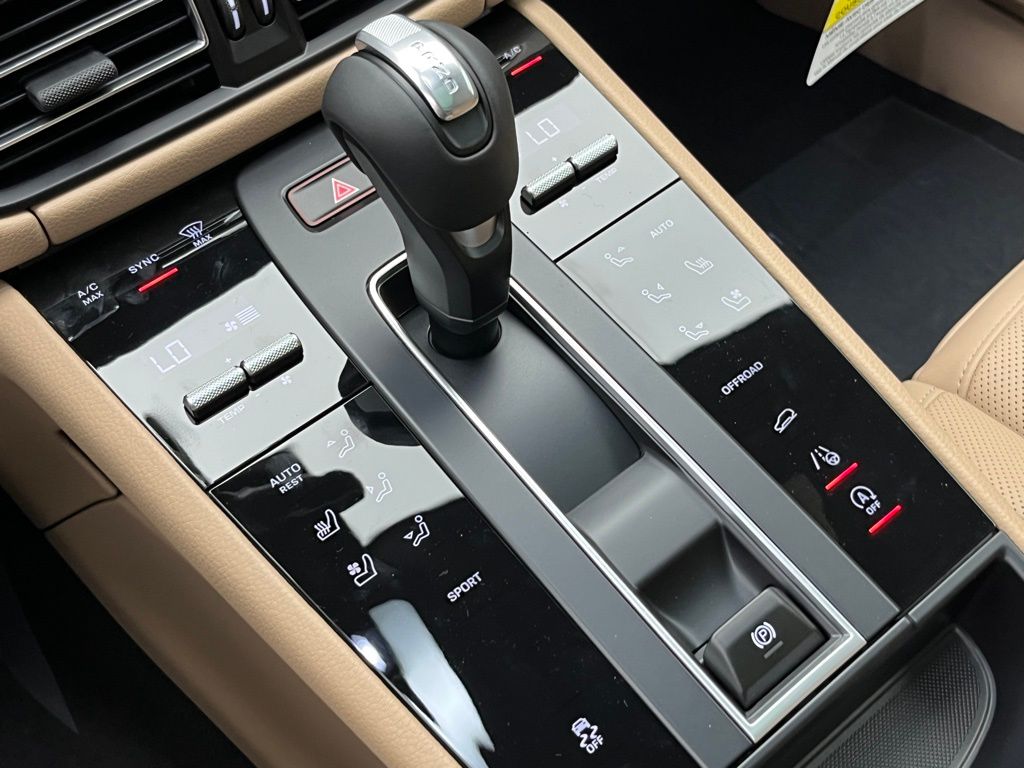 Thumbnail: 2025 Porsche Macan - 15