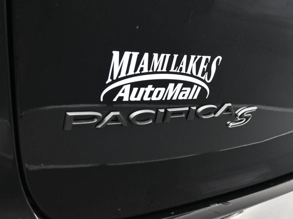 New 2026 Diamond Black Crystal Pearlcoat Chrysler Select image 35