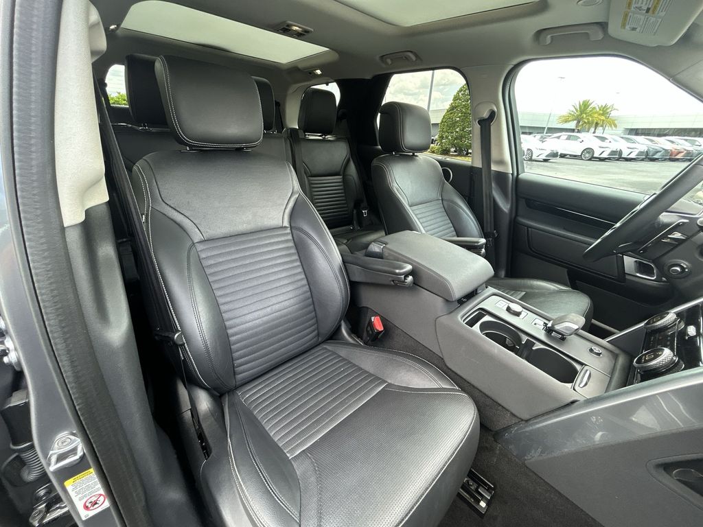 Thumbnail: 2024 Land Rover Discovery - 16