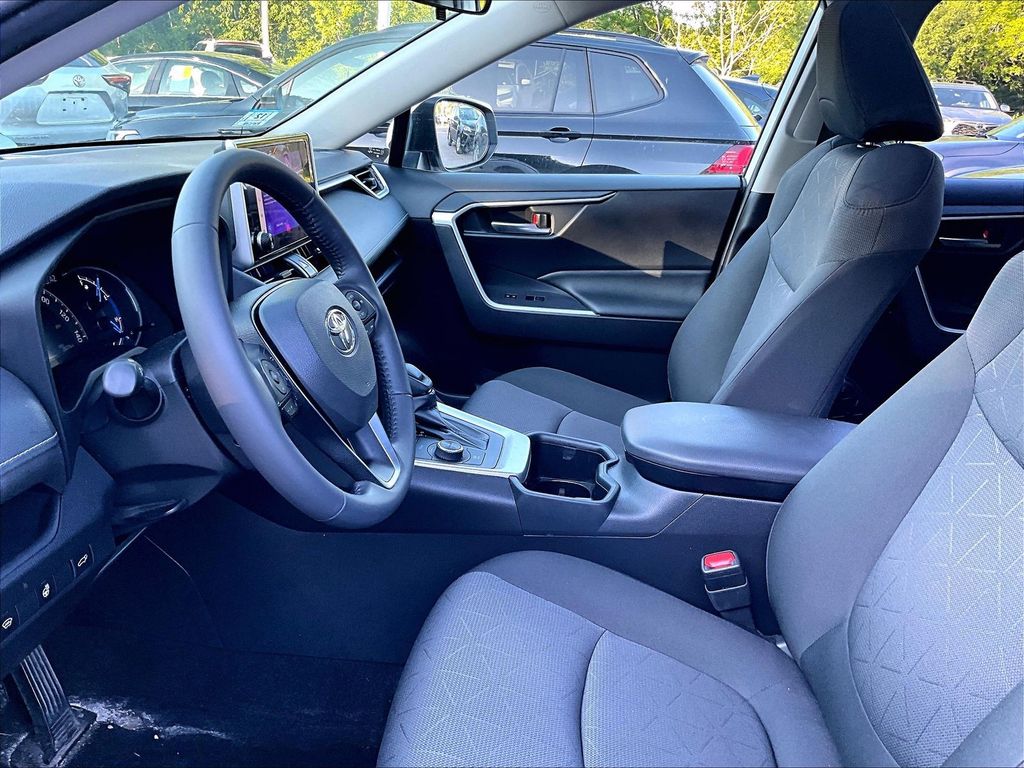 2025 Toyota RAV4 Hybrid — photo 4