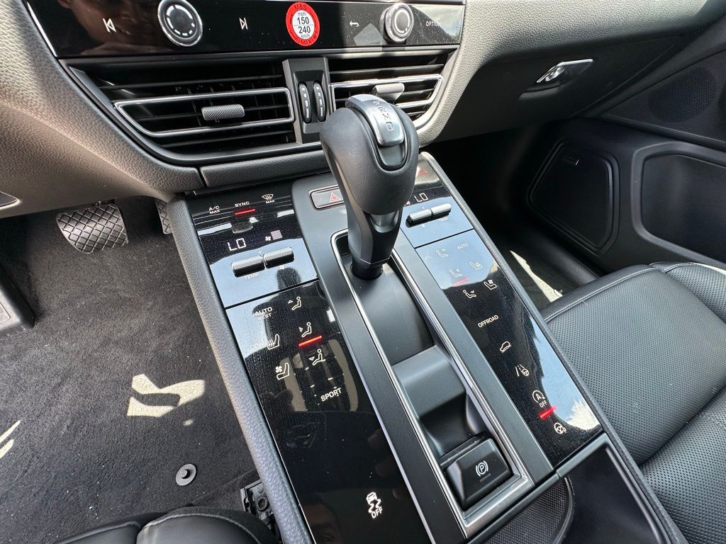 2025 Porsche Macan  21