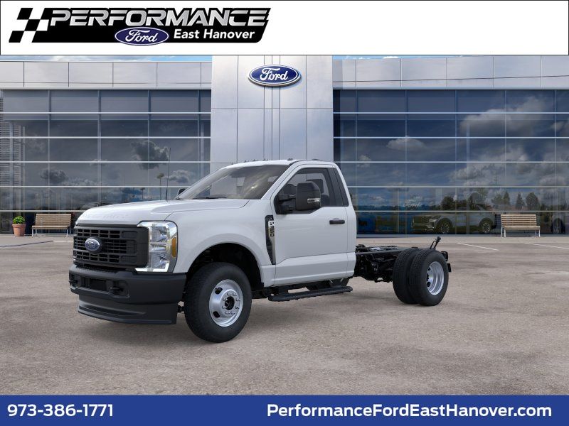 OXFORD WHT 2026 Ford F-350 Super Duty Chassis Pickup Truck Four-Wheel Drive Automatic