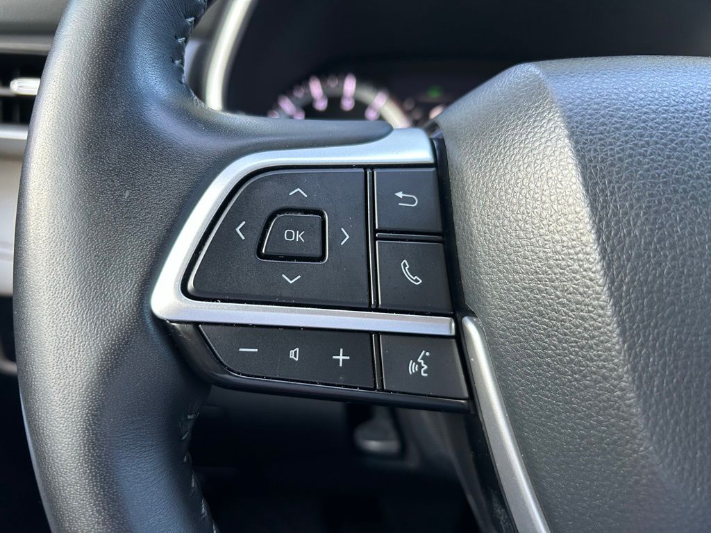 Thumbnail: 2023 Toyota Highlander - 21