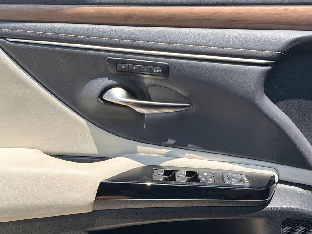 Thumbnail: 2024 Lexus ES - 29