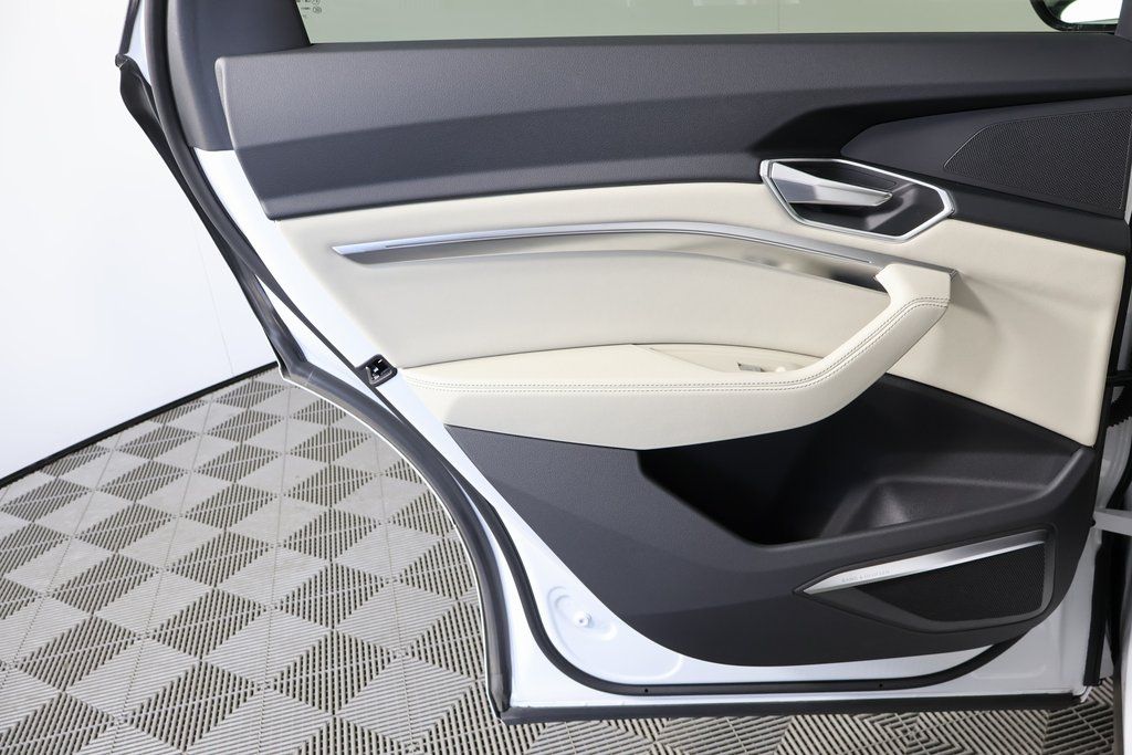 Thumbnail: 2023 Audi e-tron - 13