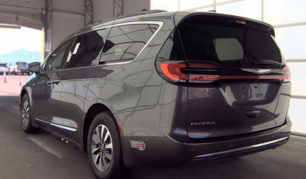 Used 2022 Gray Chrysler Limited image 4