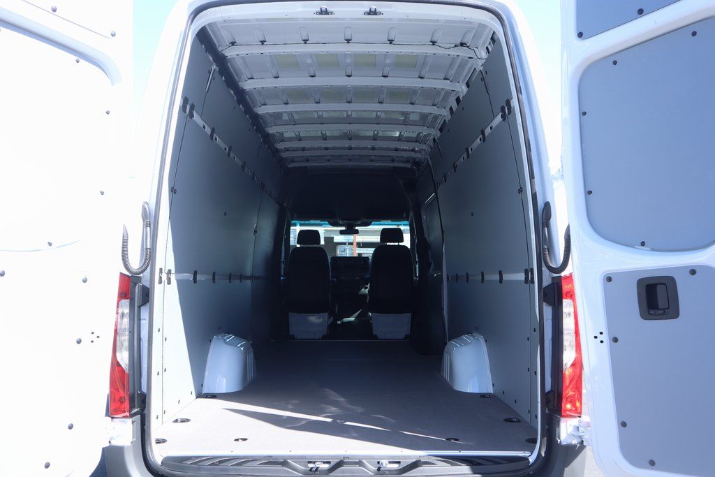 2024 Mercedes-Benz Sprinter 2500 8