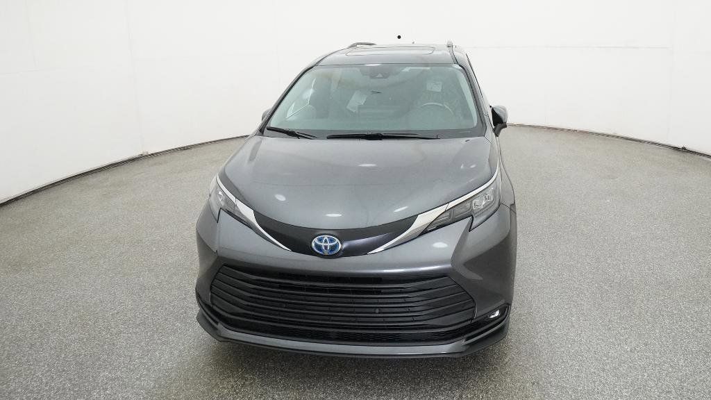 Thumbnail: 2025 Toyota Sienna - 14