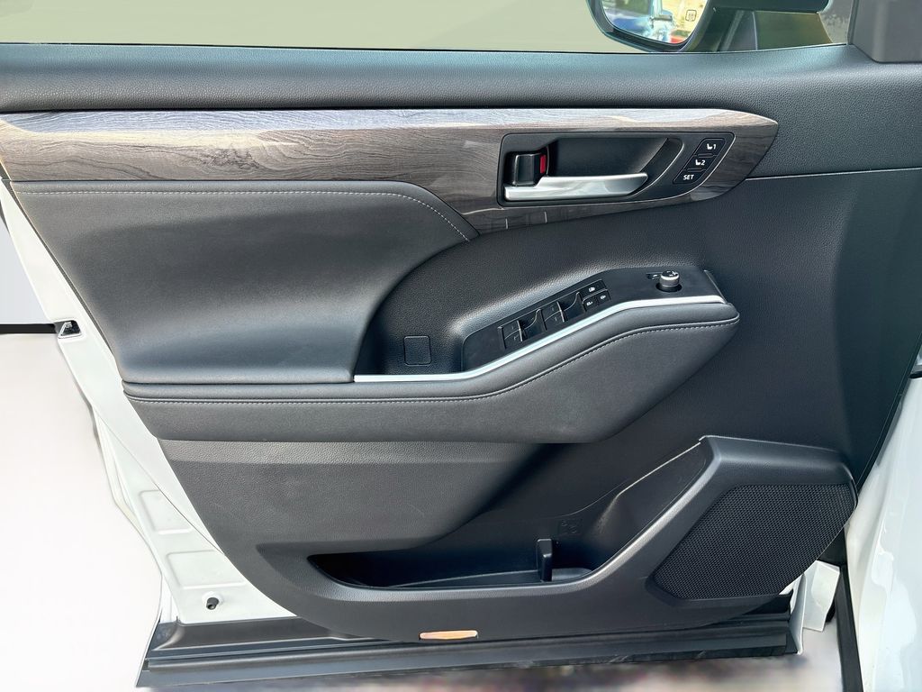 Thumbnail: 2023 Toyota Highlander - 25