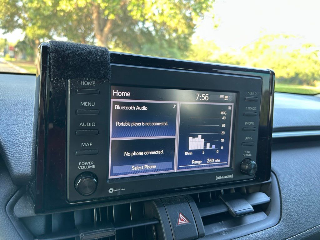 2021 Toyota RAV4 XLE 24