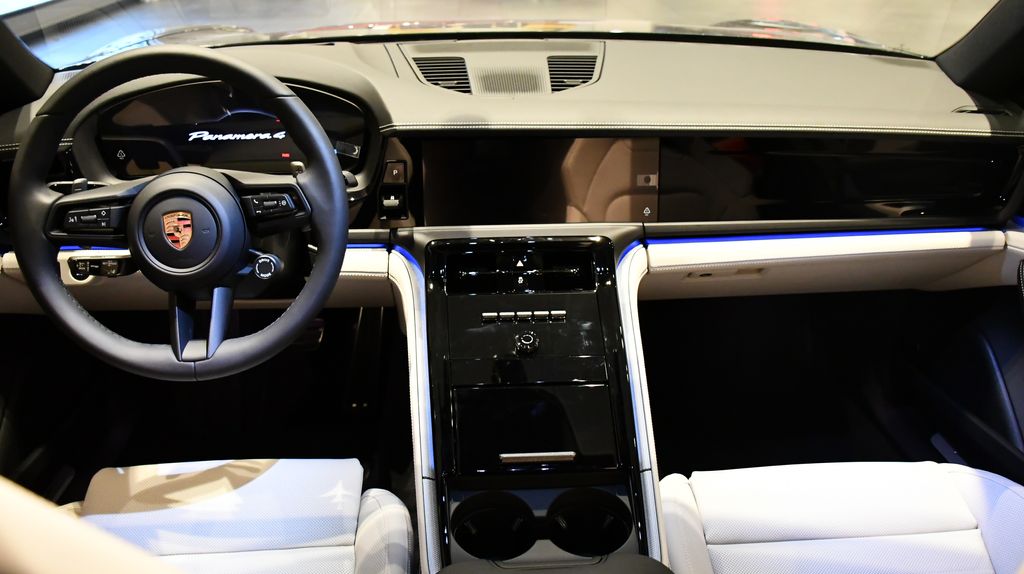 Thumbnail: 2026 Porsche Panamera - 7