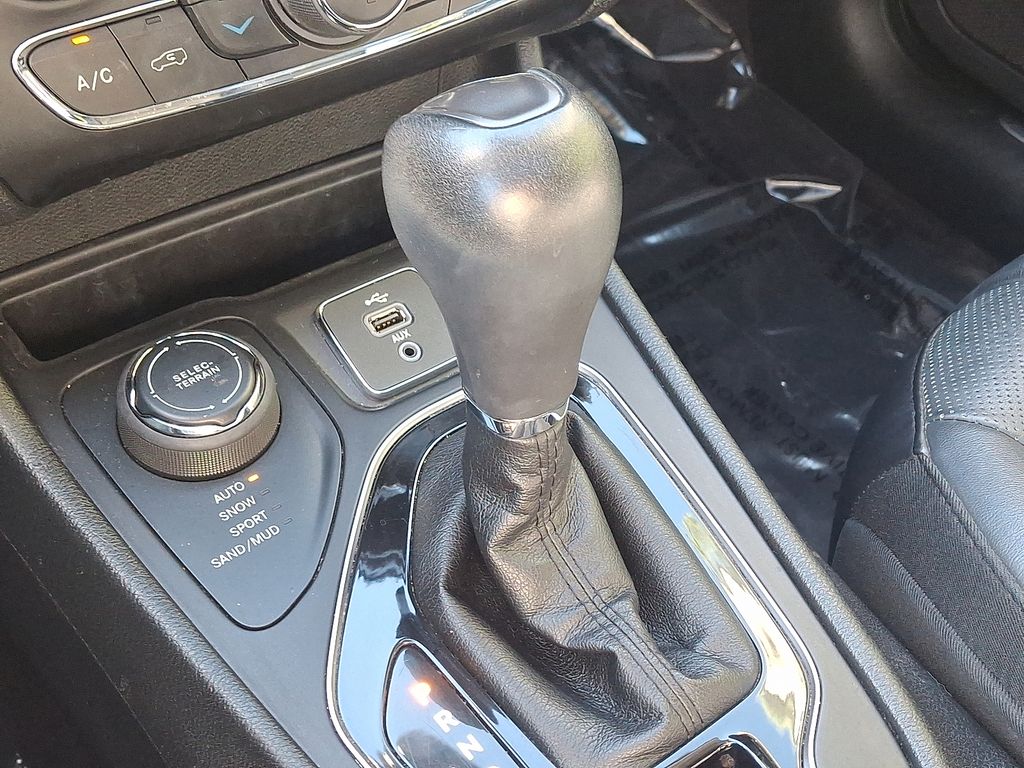 Thumbnail: 2019 Jeep Cherokee - 15