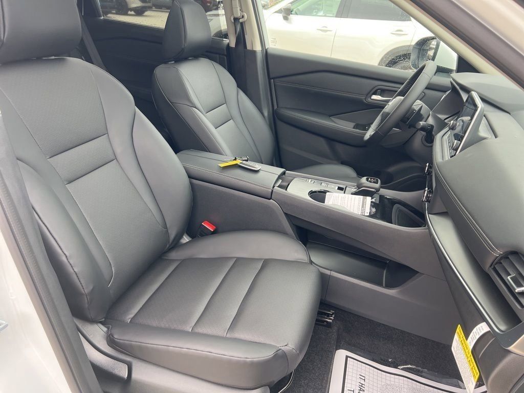2025 Everest White Pearl Nissan Rogue SV FWD SUV