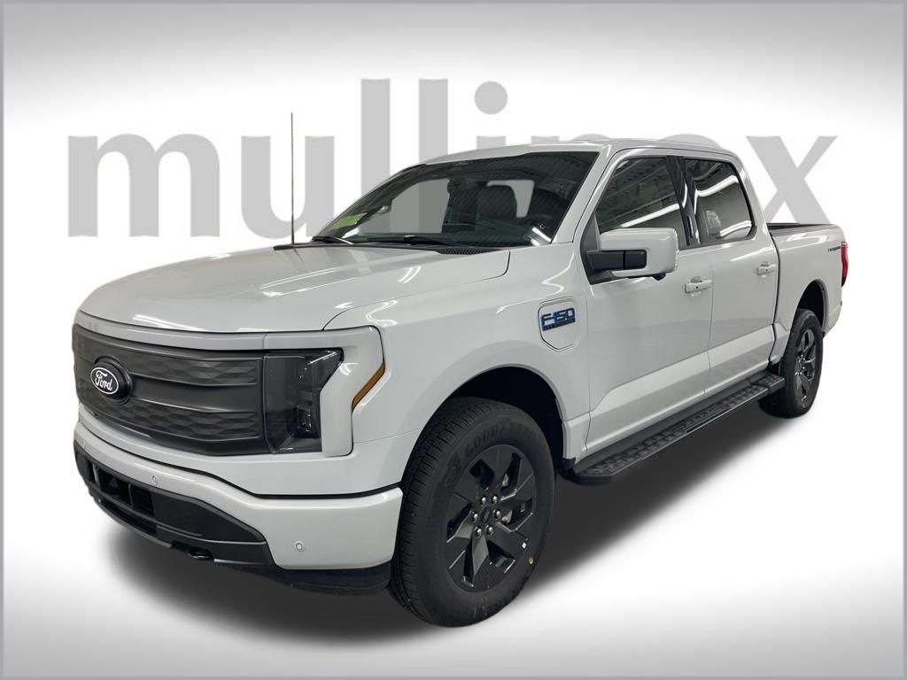 2025 Ford F-150 Lightning Lariat photo 10