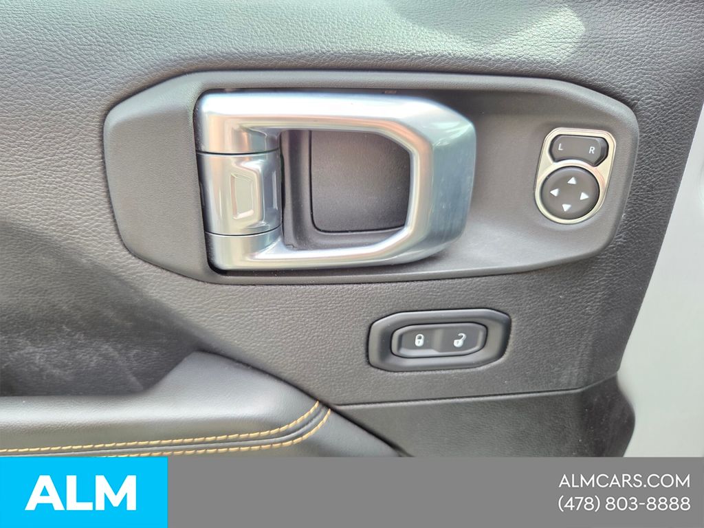 Used 2025 White Jeep Sahara image 27