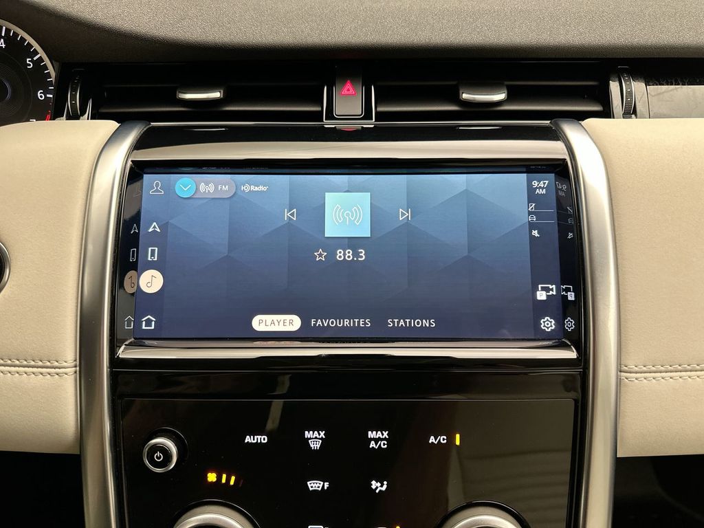 Thumbnail: 2022 Land Rover Discovery Sport - 14