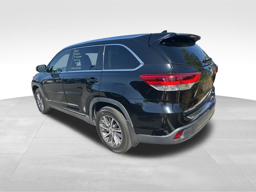 2019 Midnight Black Metallic Toyota Highlander XLE AWD SUV