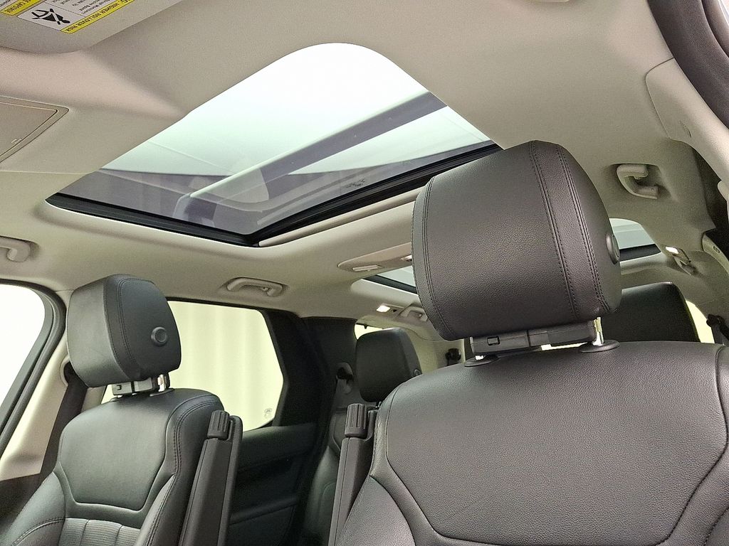 Thumbnail: 2019 Land Rover Discovery - 14