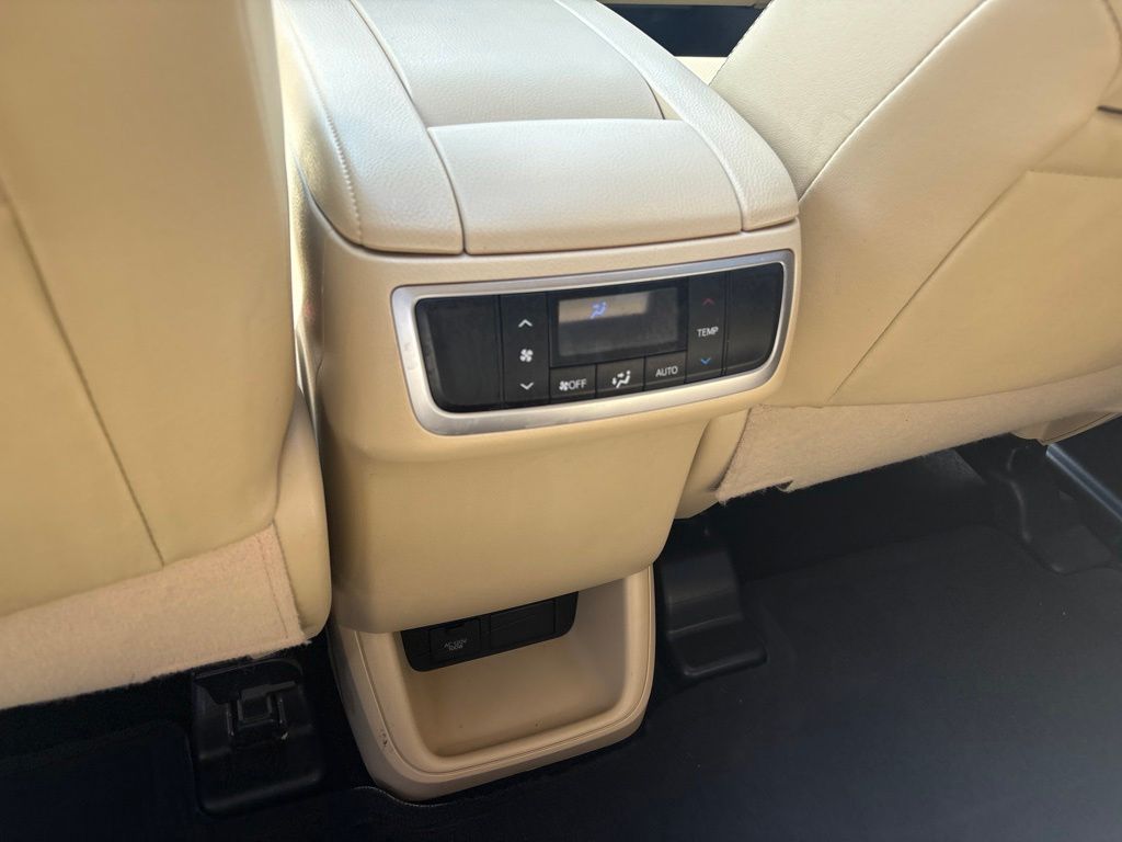 Thumbnail: 2019 Toyota Highlander - 19
