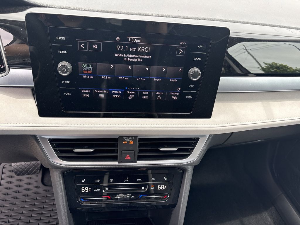 New 2025 Deep Black Volkswagen 1.5T SE image 14