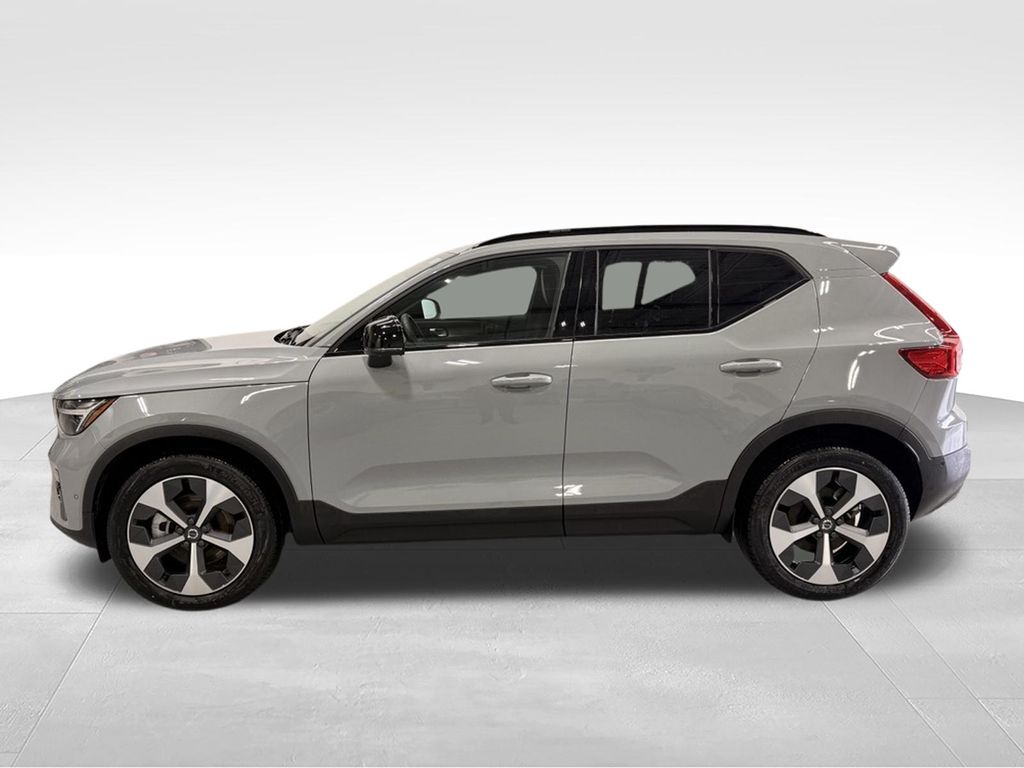 Thumbnail: 2026 Volvo XC40 - 2