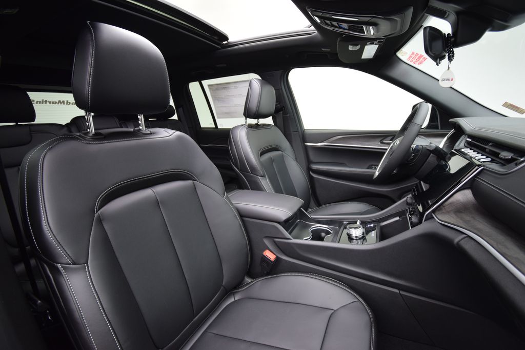 new 2025 Jeep Grand Cherokee car, priced at $45,674