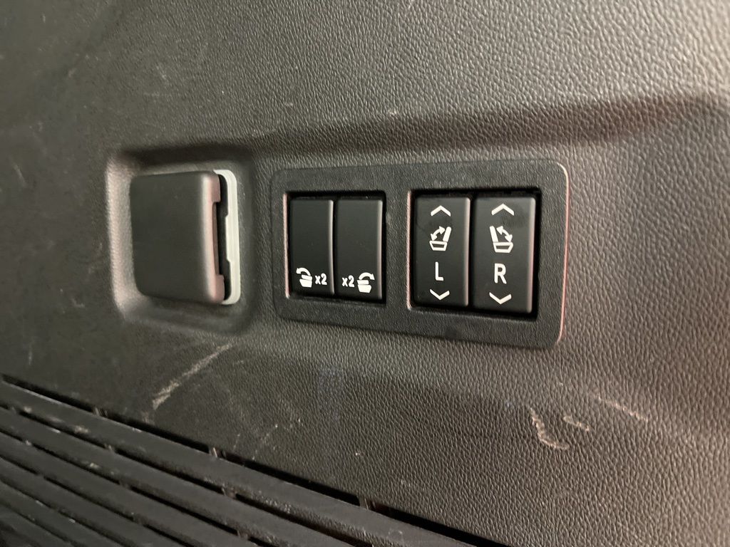 Thumbnail: 2022 Chevrolet Suburban - 11