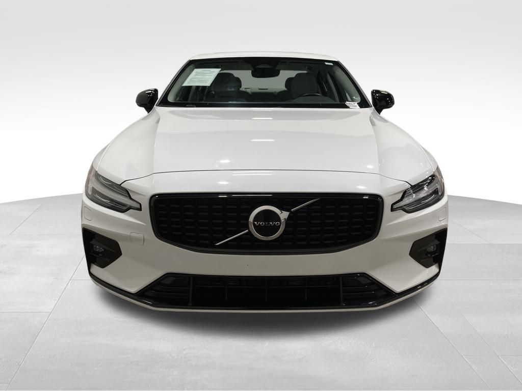 2024 Volvo S60 B5 Core Dark Theme