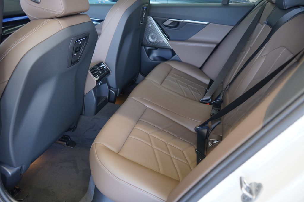 Thumbnail: 2026 BMW 5 Series - 21