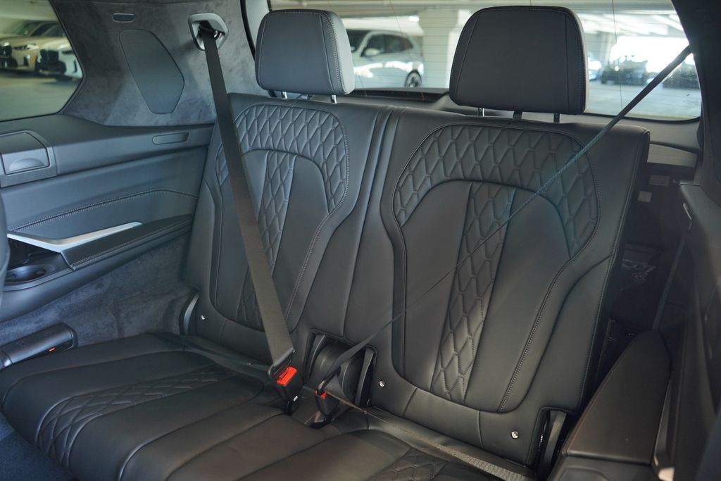 Thumbnail: 2026 BMW X7 - 21