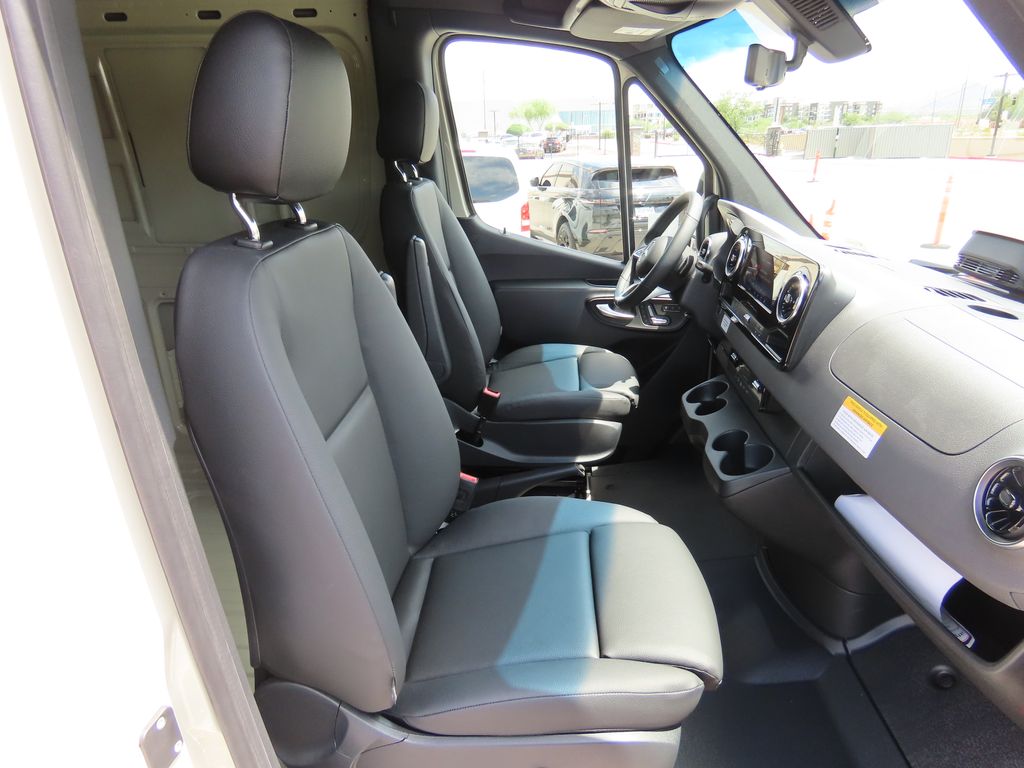 Thumbnail: 2025 Mercedes-Benz Sprinter - 22