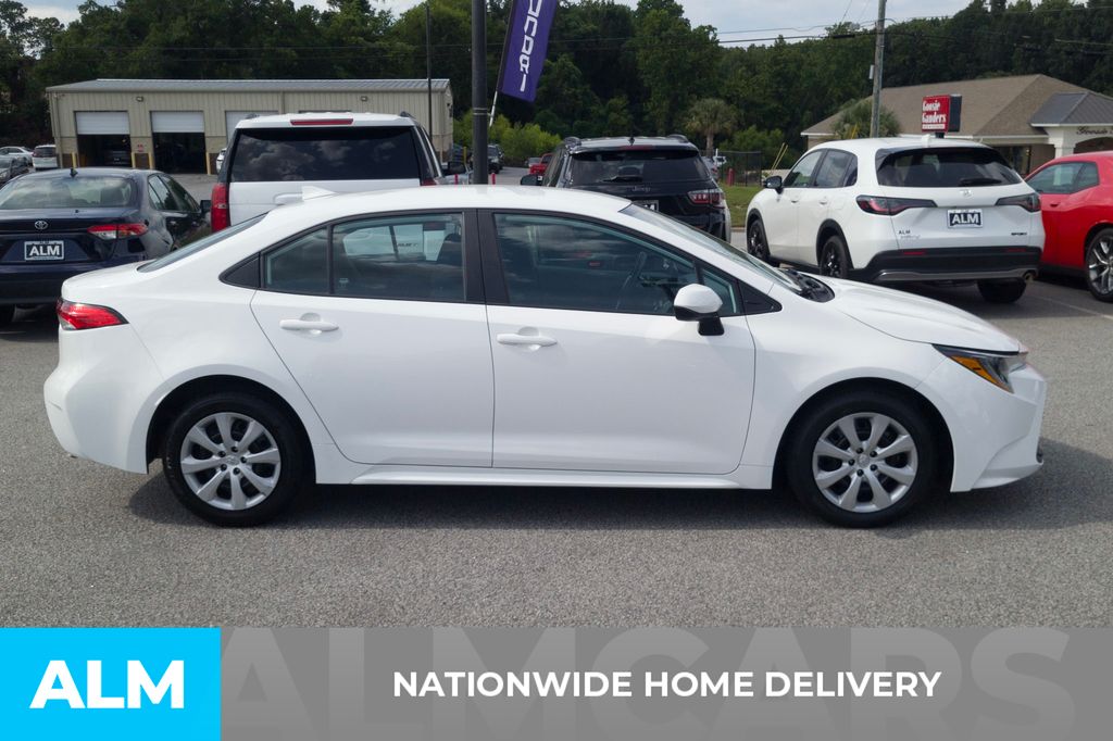 2023 Toyota Corolla LE photo 3