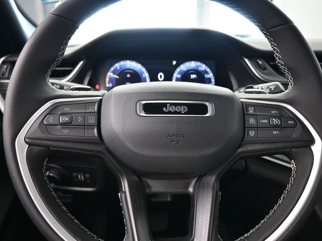 New 2026 Diamond Black Crystal Pearlcoat Jeep Laredo image 24