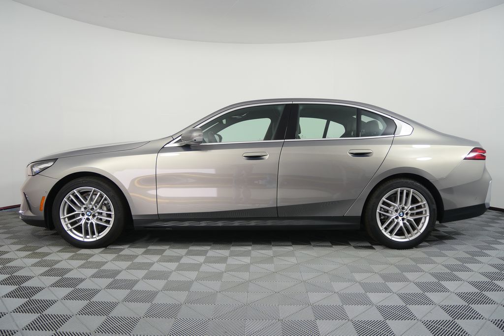 Thumbnail: 2024 BMW 5 Series - 6