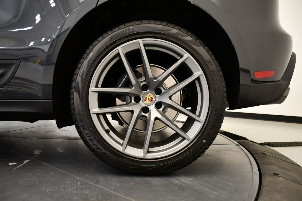 Thumbnail: 2026 Porsche Macan - 17