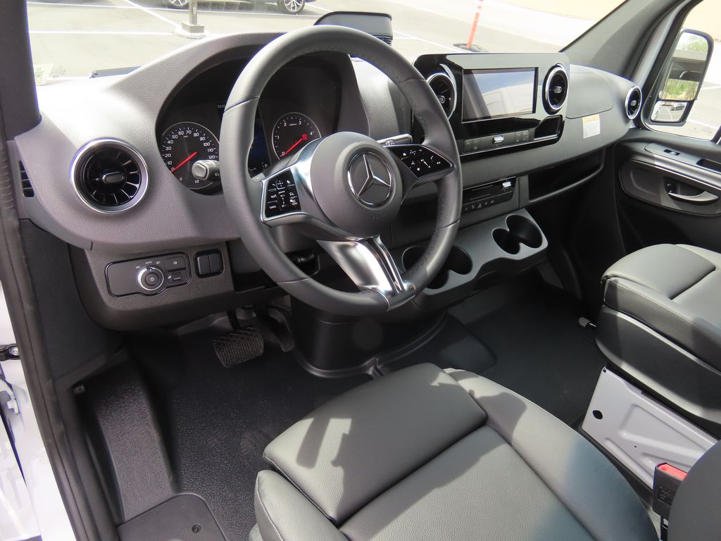 Thumbnail: 2025 Mercedes-Benz Sprinter - 10