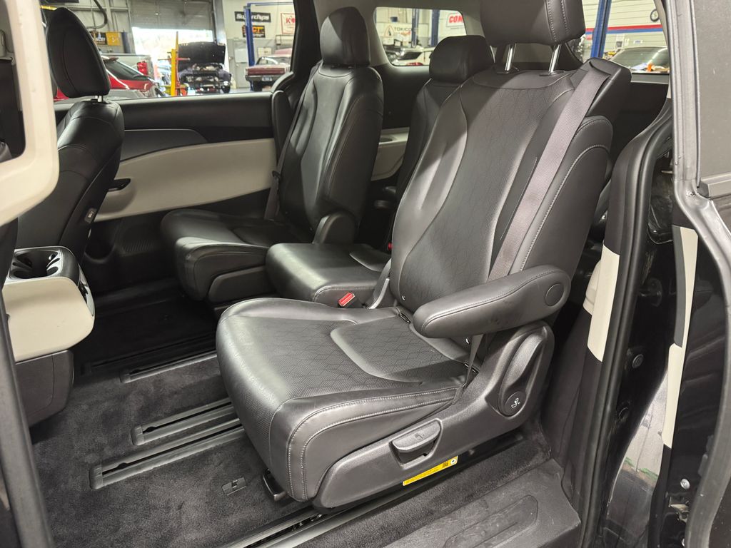 2024 Kia Carnival LX Seat Package
