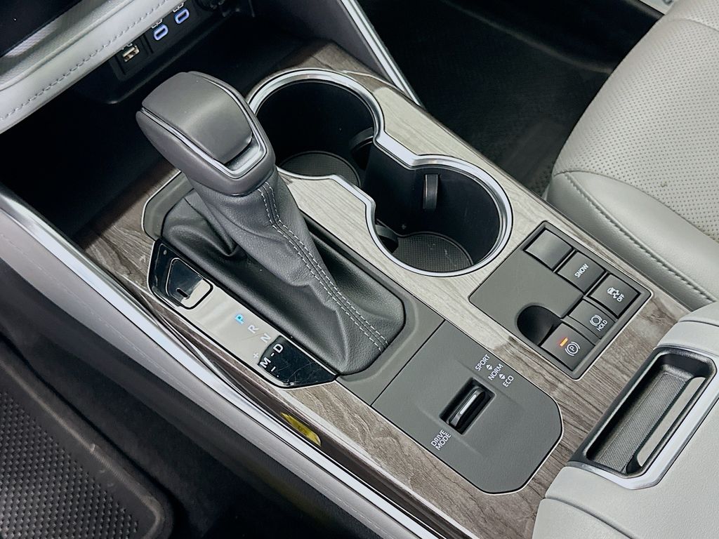 Thumbnail: 2023 Toyota Highlander - 16